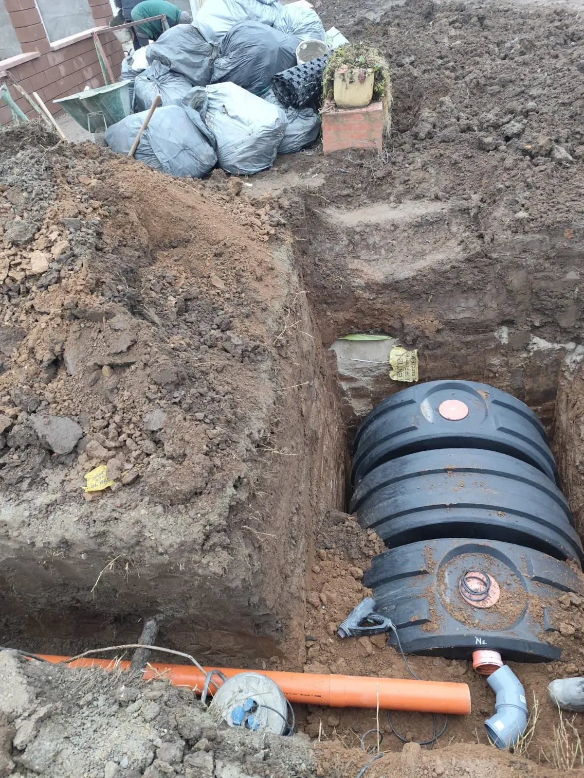 Rezervor montat în excavație, înainte de umplutura de pământ