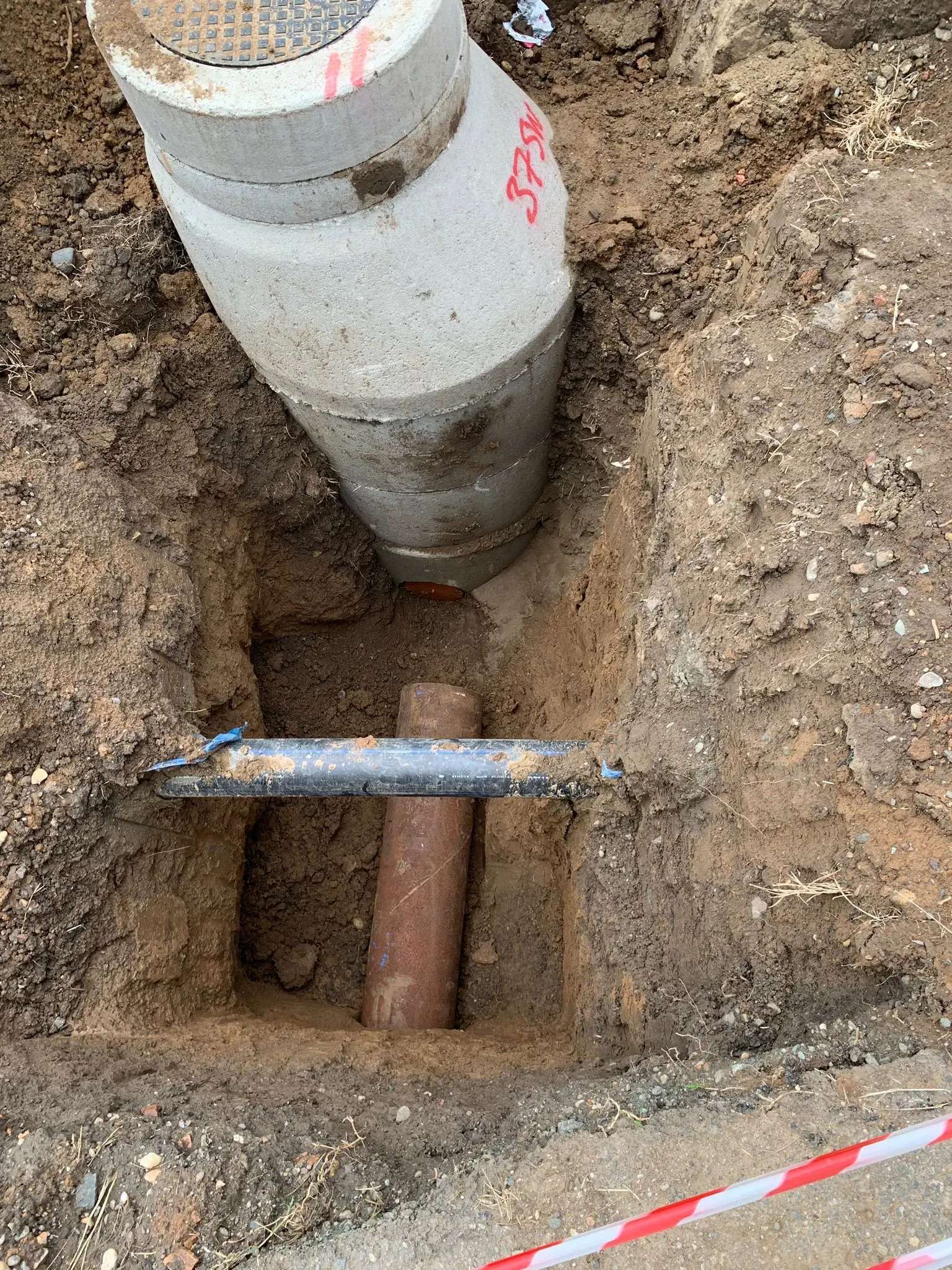 Cămin din beton coborât peste traseul conductelor